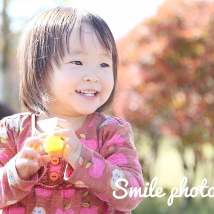 Smile works／益田ともかが出張撮影した赤ちゃんのおもちゃで遊ぶ, 子供たちと遊ぶ, イヌ科などが写った「ロケーションフォト」の家族写真