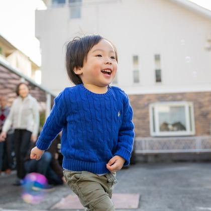 大森光太郎・K-PHOTOが出張撮影した赤ちゃん・幼児服, 分かち合う, フラッシュ撮影などが写った「家族写真撮影」の家族写真