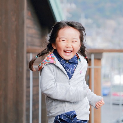 CREATIVE HOUSEが出張撮影したネクタイ, 分かち合う, フラッシュ撮影などが写った「ファミリーフォト出張撮影」の家族写真