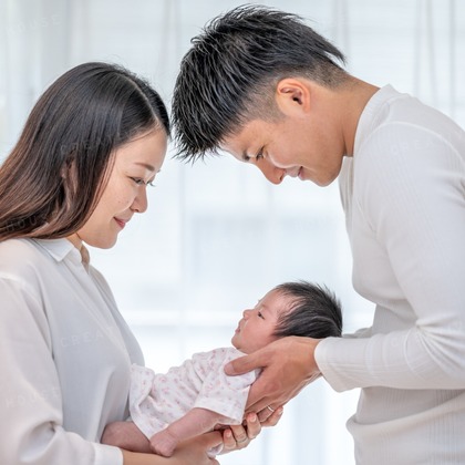 CREATIVE HOUSEが出張撮影した挨拶, 赤ちゃん・幼児服, 分かち合うなどが写った「ニューボーンフォト」の家族写真