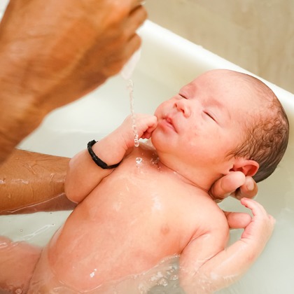 Aya Petite Photographyが出張撮影した赤ちゃんの入浴, 入浴, むき出しのなどが写った「ニューボーンフォト」の家族写真