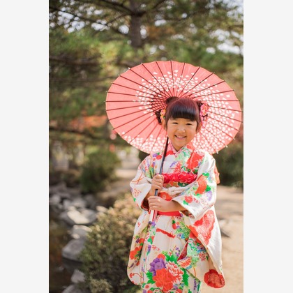 この写真は、出張撮影(家族写真(キッズ,ベビーフォト))のアルバム「七五三撮影」にある写真の1枚で、家族写真(キッズ,ベビーフォト)などが写っています。<br>「七五三撮影」では他にも:albumPhotoCount枚の家族写真を見ることができます。撮影者は写真館PhotoLです。カメラマンのプロフィールページで、家族写真(キッズ,ベビーフォト)撮影の口コミやおすすめコメントを見ることができます。