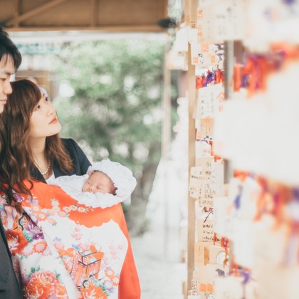 遥南　碧が出張撮影した人間の髪の色, ヘアアクセサリー, お宮参りなどが写った「お宮参りin 伊勢山皇大神宮」の家族写真