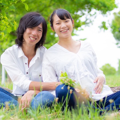 中井企画が出張撮影したフラッシュ撮影, シャツ, 家族一緒に写真を撮るなどが写った「マタニティカップルフォト」の家族写真