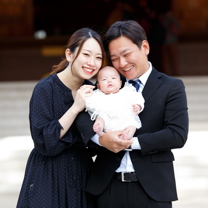 中井企画が出張撮影した挨拶, ネクタイ, 赤ちゃん・幼児服などが写った「お宮参り」の家族写真