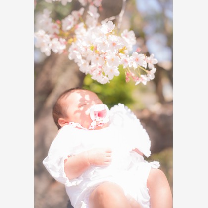 中村誠琢が出張撮影したネクタイ, フラッシュ撮影, ジェスチャーなどが写った「お宮参り」の家族写真