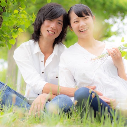 中井企画が出張撮影したフラッシュ撮影, シャツ, 家族一緒に写真を撮るなどが写った「マタニティカップルフォト」の家族写真