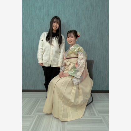 ミヤタカズコが出張撮影したフラッシュ撮影, 自然の中の人々, ショルダーなどが写った「卒業」の家族写真