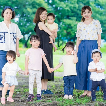 CREATIVE HOUSEが出張撮影したネクタイ, 分かち合う, フラッシュ撮影などが写った「ファミリーフォト出張撮影」の家族写真