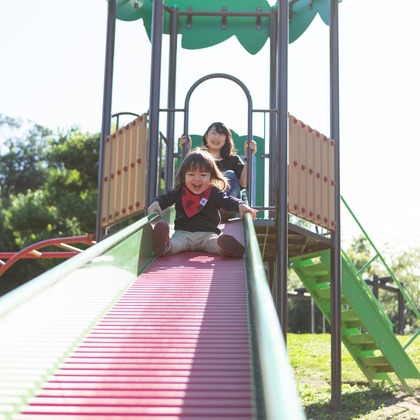 Aurora Photographyが出張撮影したSōjutsu, 遊び場スライド, ジェスチャーなどが写った「七五三、日常撮影」の家族写真