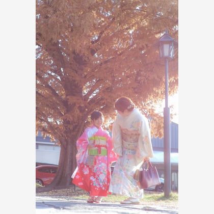 この写真は、出張撮影(家族写真(キッズ,ベビーフォト))のアルバム「七五三」にある写真の1枚で、家族写真(キッズ,ベビーフォト)などが写っています。<br>「七五三」では他にも:albumPhotoCount枚の家族写真を見ることができます。撮影者はプロカメラマン　竹之下　光（あきら）です。カメラマンのプロフィールページで、家族写真(キッズ,ベビーフォト)撮影の口コミやおすすめコメントを見ることができます。