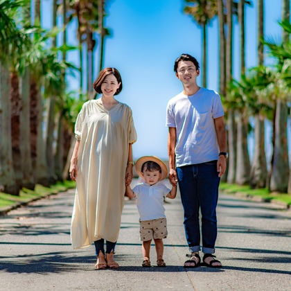 サキヤマ リエが出張撮影した自然の中の人々, デッキ, ヤシの木などが写った「逗子マリーナ・青空の家族写真・マタニティフォト」の家族写真