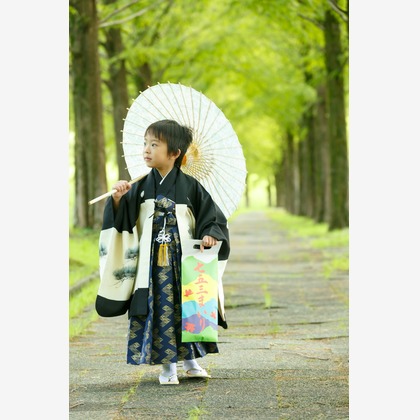 Chihiro Photographyが出張撮影したYasue Hachimangu, 星, 自然の中の人々などが写った「五歳男の子七五三Photo」の家族写真