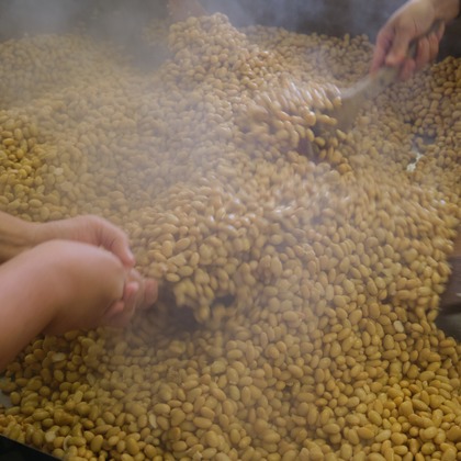 中村將一写真事務所が出張撮影した「味噌作り仕込み」の家族写真