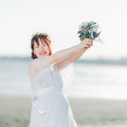 玉城　肇が出張撮影したフラッシュ撮影, ビーチの人々, ジェスチャーなどが写った「ビーチでもマタニティフォト」の家族写真