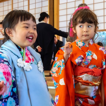 ハイナ　マテウスが出張撮影したフローラルパークコートアロン, 日本の建築, 中国建築などが写った「七五三」の家族写真