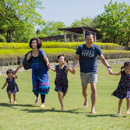 この写真は、出張撮影(家族写真(キッズ,ベビーフォト))のアルバム「春の公園で家族フォト」にある写真の1枚で、家族写真(キッズ,ベビーフォト)などが写っています。<br>「春の公園で家族フォト」では他にも:albumPhotoCount枚の家族写真を見ることができます。撮影者はフォスタムです。カメラマンのプロフィールページで、家族写真(キッズ,ベビーフォト)撮影の口コミやおすすめコメントを見ることができます。