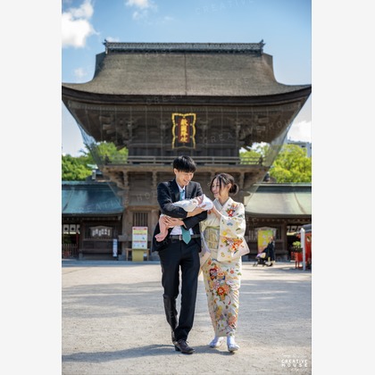 CREATIVE HOUSEが出張撮影したMomijihachimangu, Hakozakigu, ネクタイなどが写った「お宮参り」の家族写真
