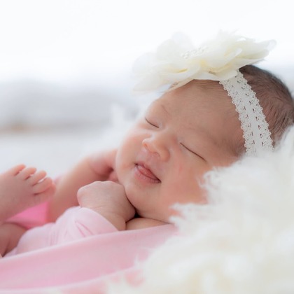 フォトラビが出張撮影した動物性食品, 天然素材, 赤ちゃん・幼児服などが写った「ご自宅でニューボーンフォト」の家族写真