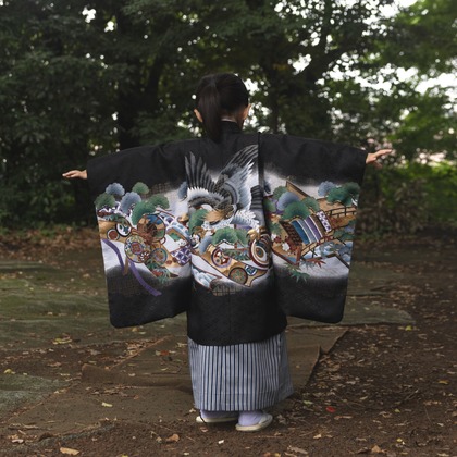 ミヤタカズコが出張撮影した色合いと色合い, 自然の中の人々, 立っているなどが写った「七五三」の家族写真