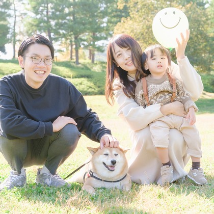 高夏写真店が出張撮影した子鹿, 襟, 肉食動物などが写った「家族写真の撮影」の家族写真