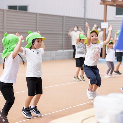 T.Matsumuraが出張撮影した甘いひよこ, 鍛冶池キャンプ場, ローラースポーツなどが写った「運動会（保育園）」の家族写真