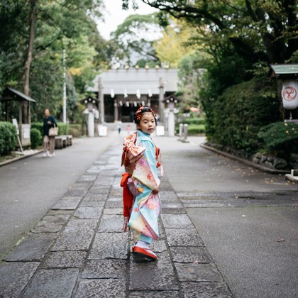 植村由理が出張撮影したストリートファッション, 753, 生物などが写った「七五三　＠神明社　横浜」の家族写真