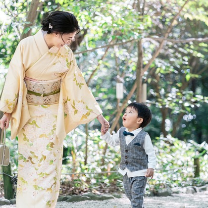 櫻井一平が出張撮影した自然の中の人々, 日本の建築, 中国建築などが写った「ファミリーフォト」の家族写真