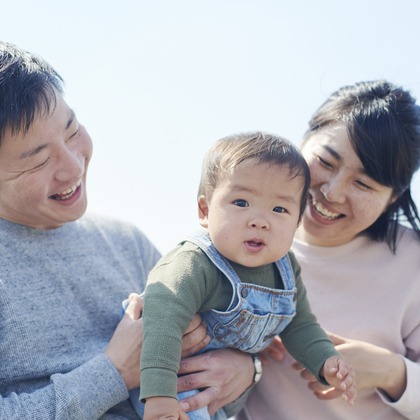 この写真は、出張撮影(家族写真(キッズ,ベビーフォト))のアルバム「ご家族ポートレート　お子様１歳バースデー記念　＠千葉」にある写真の1枚で、家族写真(キッズ,ベビーフォト)などが写っています。<br>「ご家族ポートレート　お子様１歳バースデー記念　＠千葉」では他にも:albumPhotoCount枚の家族写真を見ることができます。撮影者はNISHIMURA AKINOBUです。カメラマンのプロフィールページで、家族写真(キッズ,ベビーフォト)撮影の口コミやおすすめコメントを見ることができます。