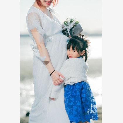 玉城　肇が出張撮影したフラッシュ撮影, ビーチの人々, ジェスチャーなどが写った「ビーチでもマタニティフォト」の家族写真