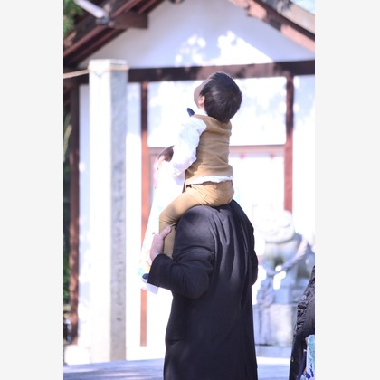 ko1low photographが出張撮影した紫色, 楽しげ, 子どもが写ったエンゲージメントフォトの写真