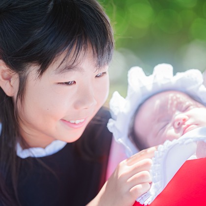 玉城　肇が出張撮影したネクタイ, フラッシュ撮影, ジェスチャーなどが写った「お宮参り撮影」の家族写真