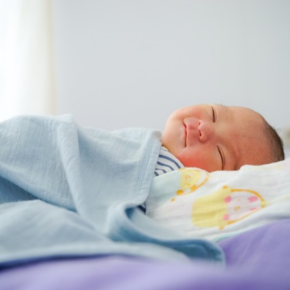 Aya Petite Photographyが出張撮影した赤ちゃんの入浴, 入浴, むき出しのなどが写った「ニューボーンフォト」の家族写真