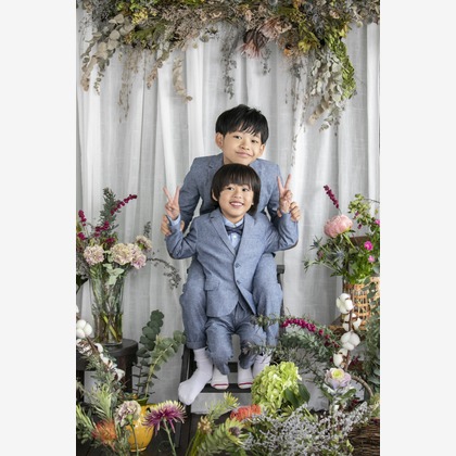 Hamuこども写真館が出張撮影した罰金, 植木鉢, Shimadaなどが写った「Hamuこども写真館」の家族写真