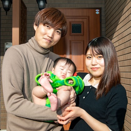 この写真は、出張撮影(家族写真(キッズ,ベビーフォト))のアルバム「誕生日記念撮影」にある写真の1枚で、家族写真(キッズ,ベビーフォト)などが写っています。<br>「誕生日記念撮影」では他にも:albumPhotoCount枚の家族写真を見ることができます。撮影者は岩坪眞一郎です。カメラマンのプロフィールページで、家族写真(キッズ,ベビーフォト)撮影の口コミやおすすめコメントを見ることができます。