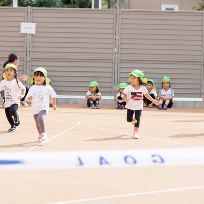 T.Matsumuraが出張撮影した甘いひよこ, 鍛冶池キャンプ場, ローラースポーツなどが写った「運動会（保育園）」の家族写真