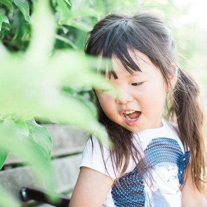 Yuki Shimada Photographyが出張撮影したテディベア, 低木, ぬいぐるみなどが写った「ファミリーフォト」の家族写真