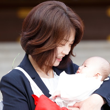 中井企画が出張撮影した挨拶, ネクタイ, 赤ちゃん・幼児服などが写った「お宮参り」の家族写真