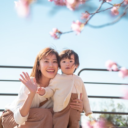ゆのみふぉとが出張撮影した自然の中の人々, 手をつないで, 友情などが写った「桜とお写真」の家族写真