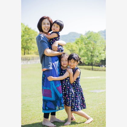 フォスタムが出張撮影した植物, 顔, 頬などが写った「春の公園で家族フォト」の家族写真