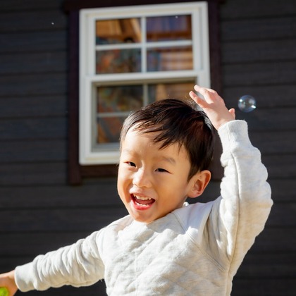 大森光太郎・K-PHOTOが出張撮影した赤ちゃん・幼児服, 分かち合う, フラッシュ撮影などが写った「家族写真撮影」の家族写真