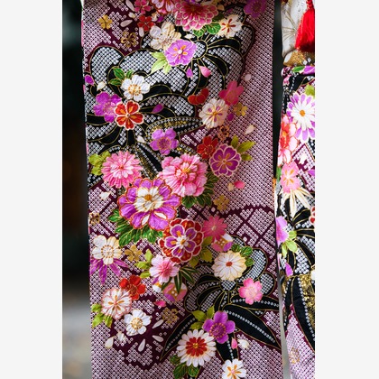 アトリエ　エピカ/清水　一哉が出張撮影した成人式, 立っている, フローラなどが写った「成人式ロケ」の家族写真