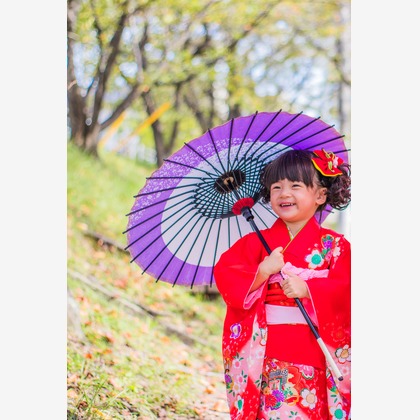 写真館PhotoLが出張撮影した自然の中の人々, 黄, 子どもが写ったエンゲージメントフォトの写真