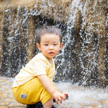 大森光太郎・K-PHOTOが出張撮影した赤ちゃん・幼児服, 分かち合う, フラッシュ撮影などが写った「家族写真撮影」の家族写真