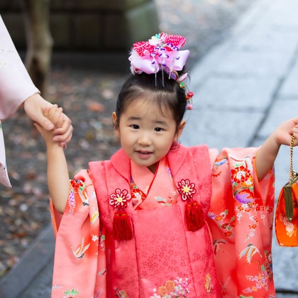 T.Matsumuraが出張撮影したカエデの葉, 振袖, 立っているなどが写った「お宮参り(着物)&七五三＠大森熊野神社」の家族写真