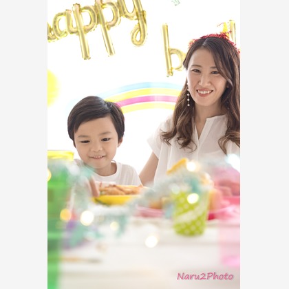 naru2photoが出張撮影したバースデーキャンドル, 分かち合う, シャツなどが写った「お誕生会」の家族写真