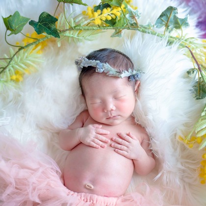 まんまるフォトが出張撮影したビーニー, ニューボーンフォト(新生児写真), ライラックなどが写った「ニューボーンフォト」の家族写真