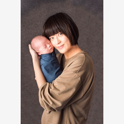 AXiS Photo Service 伊神 菜穂子が出張撮影したグレー, 虹彩, 赤ちゃん・幼児服が写ったニューボーンフォトの写真