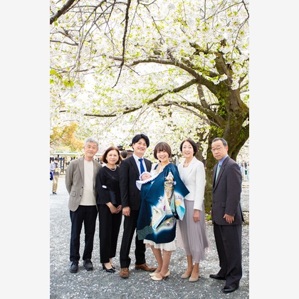 Kan Suzuki  photographyが出張撮影した家族写真, お宮参り, 桜などが写った「お宮参り」の家族写真