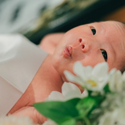 玉城　肇が出張撮影した色合いと色合い, 赤ちゃん・幼児服, 眠っている赤ちゃんなどが写った「ニューボーン撮影」の家族写真